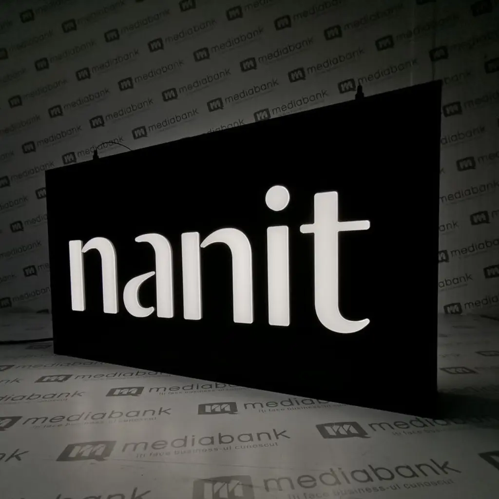 caseta-luminoasa-din-alubond-cu-plexiglas-masiv-cu-plexiglas-10mm-7.