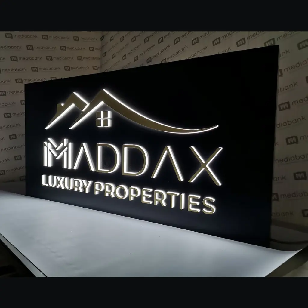 caseta-luminoasa-din-alubond-cu-plexiglas-masiv-cu-plexiglas-20mm.